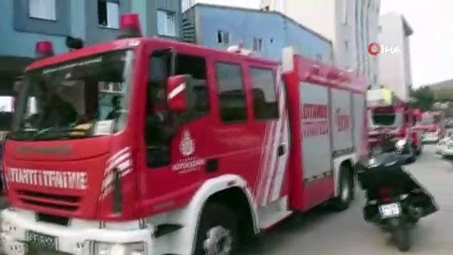 Tuzla'da bir tersanede gemide yangın çıktı. İtfaiyenin yangına müdahalesi sürüyor.