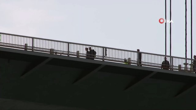 Fatih Sultan Mehmet Köprüsü'ne bir şahıs intihar etmek için çıktı. Şahsın silahlı olduğu iddia edilirken, polisin ikna çabaları devam ediyor. Bölgede yoğun trafik oluştu.