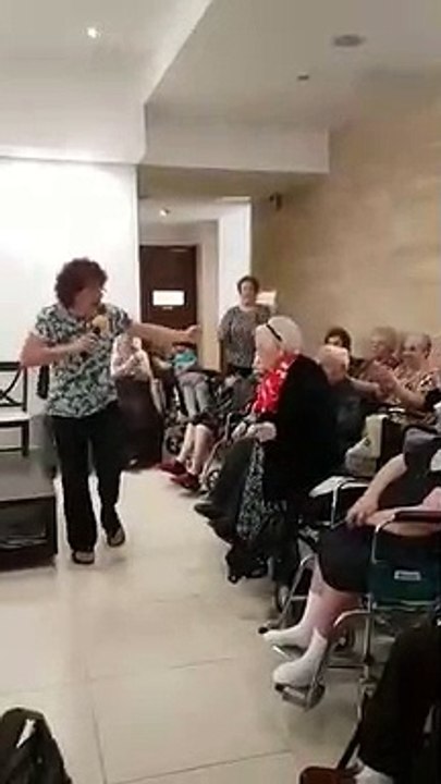 Une mamie danse pour un chanteur et lui fait une petite surprise