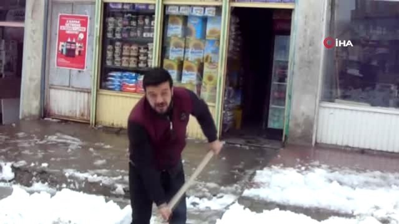 Nisan Ayında Kar Esareti...gece Başlayan Kar Yağışı, Gündüz Sele Neden Oldu