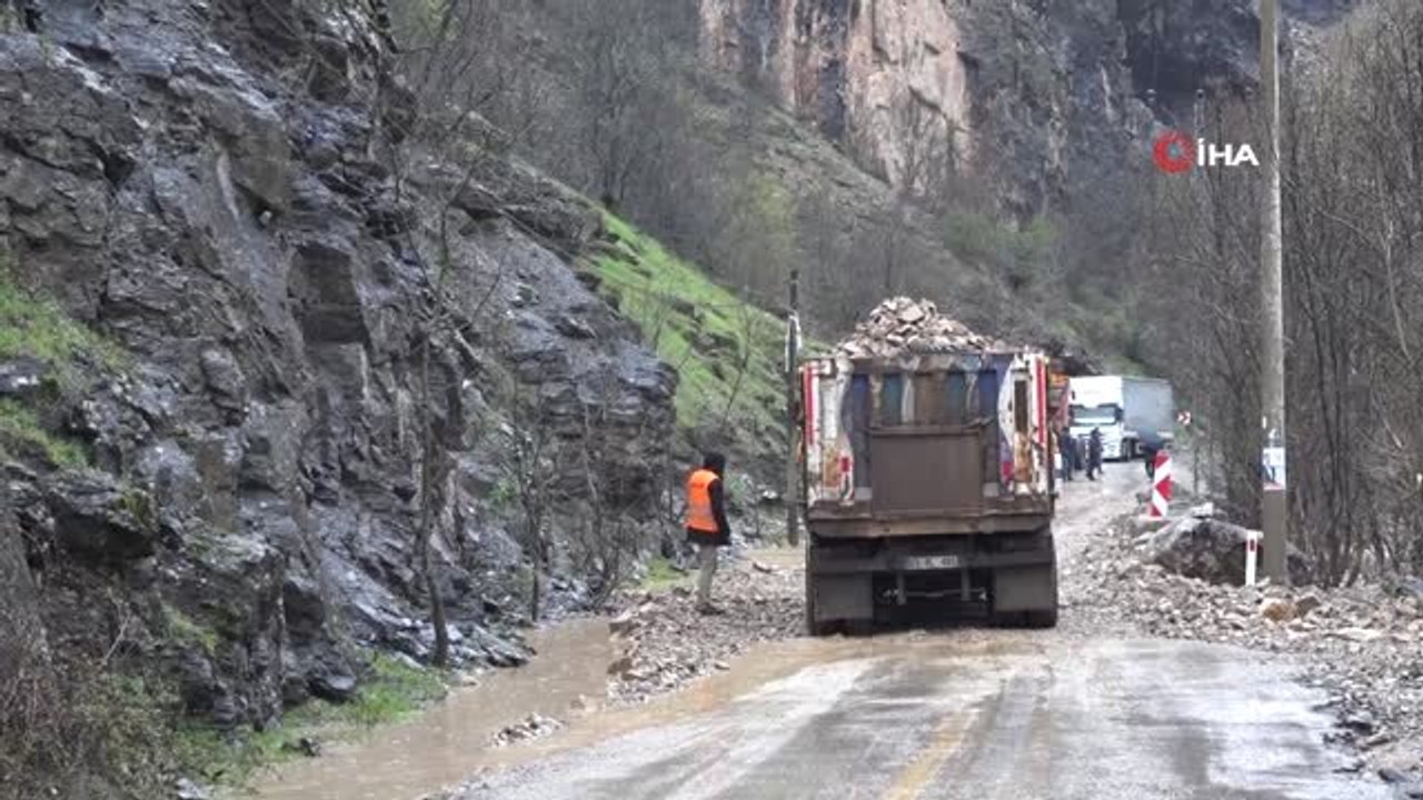 Tunceli'de Munzur Çayı Taştı, Ulaşım Kontrollü...