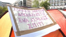 Σκηνές με πρόσφυγες και μετανάστες στην Πλατεία Συντάγματος