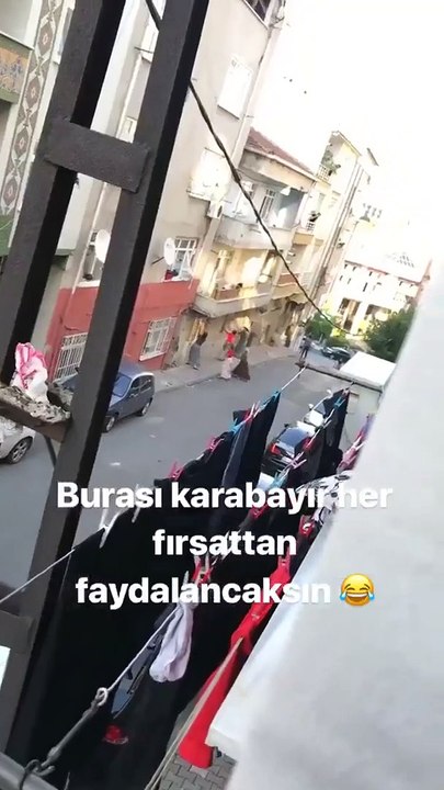 Düğün Gürültüsünü Fırsata Çevirip Hırsız Girmesin Diye Takılan Pencere Korumalıklarını Çalan Kadınlar