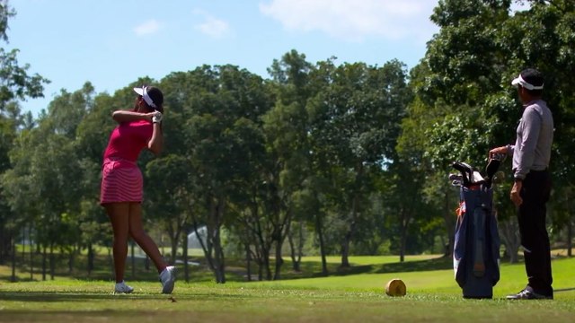 Règles de golf 2019 : Caddie qui se tient derrière le joueur pour l’aider à s’aligner