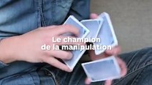 Un champion de cardistrie réalise des chorégraphies et des gestes ultra précis avec des jeux de cartes !