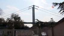 Köprü’de ölüm oyunu... 15 Temmuz Şehitler Köprüsü’ndeki halata tırmanan şahıs yürekleri ağza getirdi