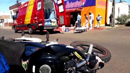 Homem se fere em batida entre carro e moto