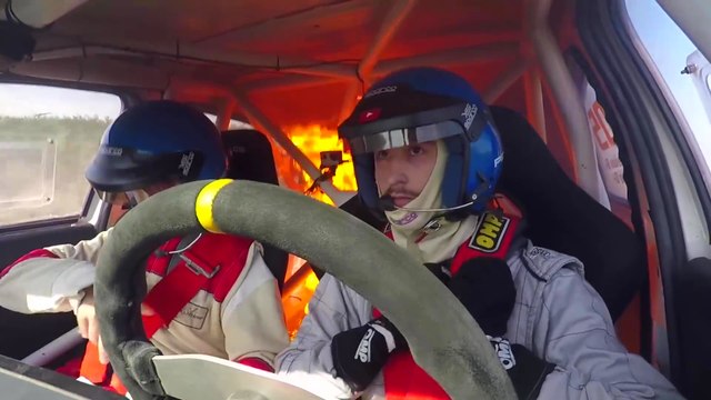 Le réservoir d'une voiture de rallye prend feu en pleine course