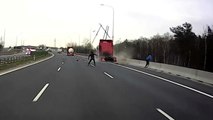 Un camion en excès de vitesse fonce sur un véhicule arrêté sur le bord d'une route