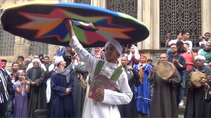 شارع المعز يحتفي باليوم العالمي للتراث.. تنورة وتحطيب وزغاريد
