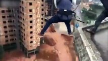 Ils réalisent des sauts  à la corde hallucinants depuis le toit d'un immeuble