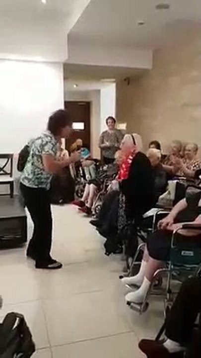 Une mamie fait un cadeau à un chanteur venu dans une maison de retraite !