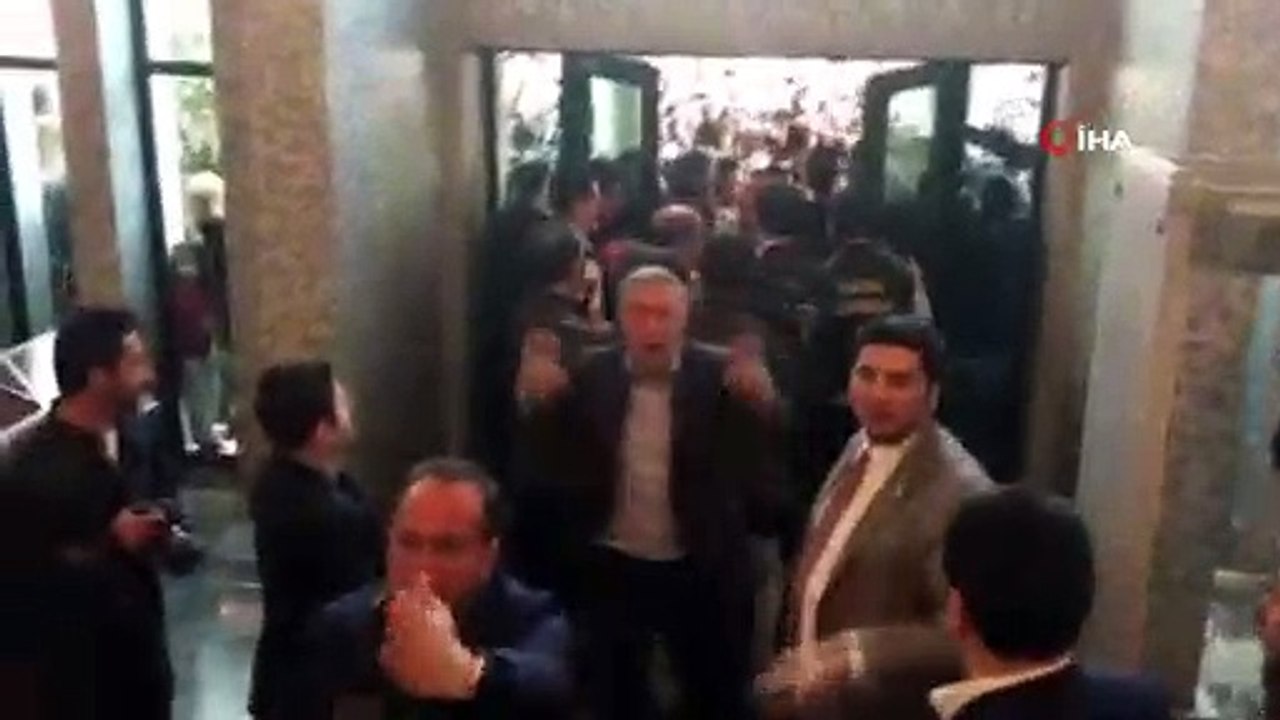 İstanbul Büyükşehir Belediye Başkanı seçilen Ekrem İmamoğlu, Çağlayan’daki İstanbul Adalet Sarayında bulunan İl Seçim Kurulunda mazbatasını aldıktan sonra görevi devralmak için Saraçhane’deki İBB binasına geldi.