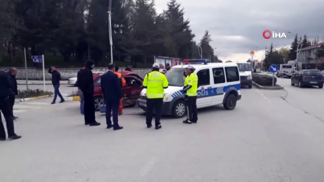 Polis otosu ile otomobil çarpıştı: 1 yaralı