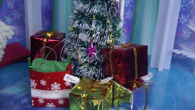 SANTA vient d'ELSA ET ANNA, les tout-petits ! L'un d'eux ne peut pas trouver son cadeau! Beaucoup de cadeaux de Noël!