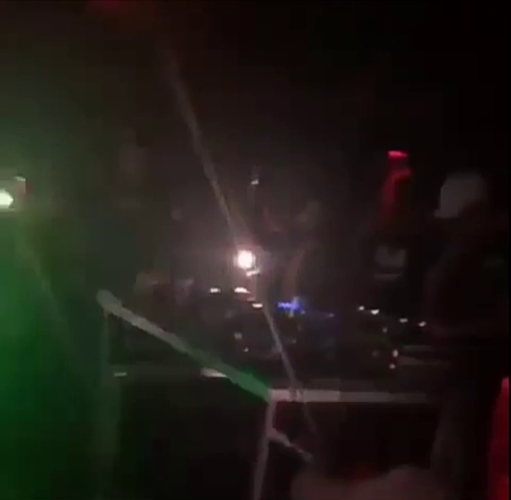 MC Pierre ofende e humilha outra fã mulher em show ao parabenizar pelo seu aniversário - O cantor de funk usou palavras de baixo calão e é aplaudido.