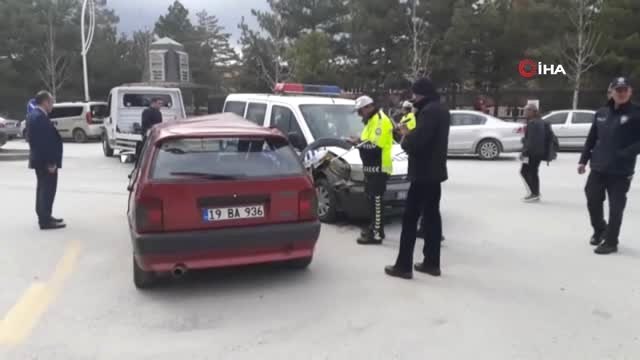 Polis Otosu ile Otomobil Çarpıştı: 1 Yaralı