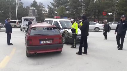 Polis Otosu ile Otomobil Çarpıştı: 1 Yaralı