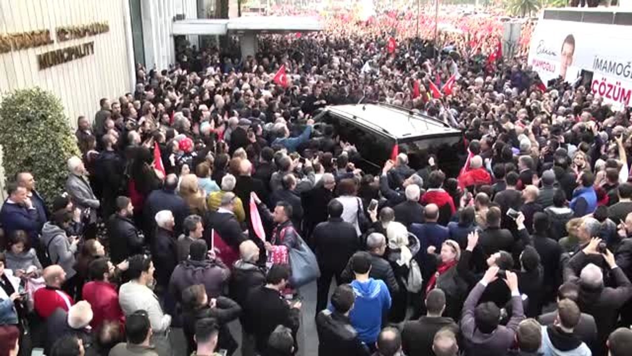 İbb Başkanı Ekrem İmamoğlu, İbb'nin Saraçhane'deki Binasına Geldi