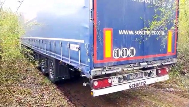A Moutiers, un semi-remorque de 38 tonnes échoue dans un chemin forestier