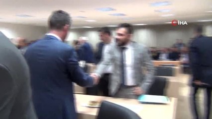 CHP'li Başkandan MHP ve AK Parti'li Üyelere Çiçekli Karşılama