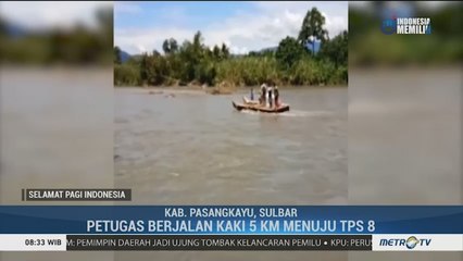 Petugas Nekat Seberangi Derasnya Sungai untuk Mendistribusikan Logistik Pemilu
