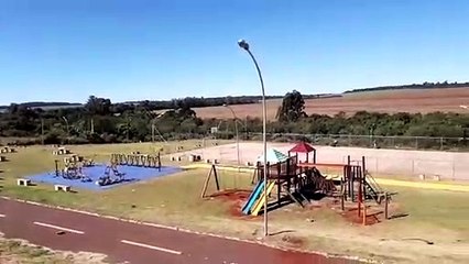 Voluntários fazem limpeza do salão comunitário do Conjunto Riviera