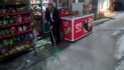 Sason'da dolu yağışı...Caddeler beyaza büründü