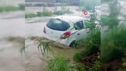 Sağanak yağış nedeniyle cadde ve sokaklar göle döndü