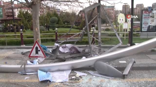 Direksiyon Hakimiyetini Kaybetti, Otobüs Durağına Çarparak Takla Attı