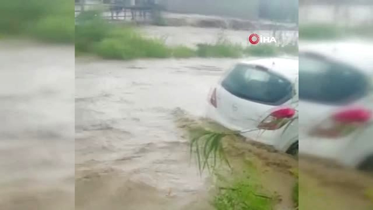 Sağanak Yağış Nedeniyle Cadde ve Sokaklar Göle Döndü