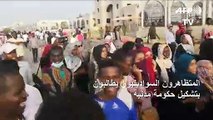 نقل البشير إلى السجن والسودانيون يواصلون التظاهر
