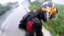 Ce motard sauve sa copine dans sa chute... Héroïque
