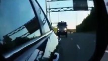 Ce conducteur hallucine quand un camion veut le doubler alors qu'il roule à 160 kmh !