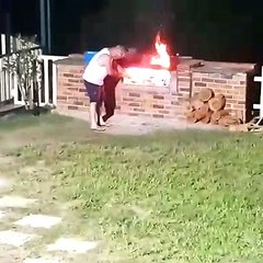 La saison des barbecues est ouverte mais ça reste un sport dangereux pour les sourcils...