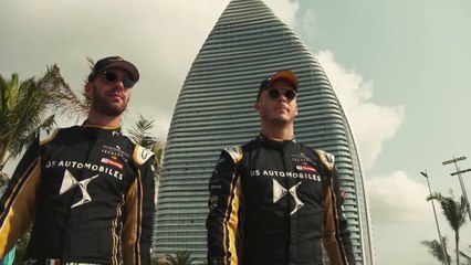 منافسة من نوع خاص بين لاعبي فريق تيتشيتا ولكن في الألعاب المائية