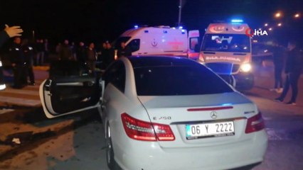 Otomobiller kavşakta çarpıştı, ortalık savaş alanına döndü: 4 yaralı