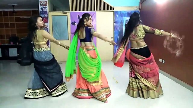 Three sisters are dancing to the wedding