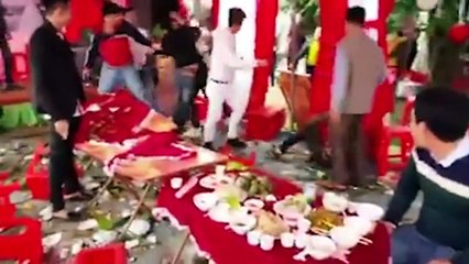 Chú rể bất lực nhìn đám trai làng đánh nhau trong đám cướ