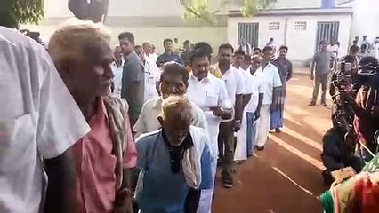 வரிசையில் நின்று வாக்களித்த முதல்வர் எடப்பாடி பழனிசாமி -வீடியோ