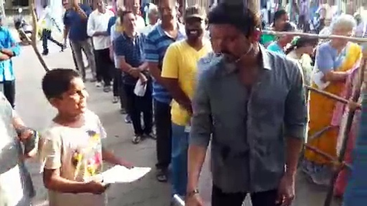 ஓட்டு போட லைனில் நின்ற விஜய்.. ஆட்டோகிராப் கேட்டு ஓடி வந்த குட்டிஸ்...வீடியோ