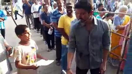 ஓட்டு போட லைனில் நின்ற விஜய்.. ஆட்டோகிராப் கேட்டு ஓடி வந்த குட்டிஸ்...வீடியோ