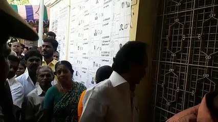 மக்களோடு வரிசையில் நின்று வாக்களித்த ஸ்டாலின்-வீடியோ