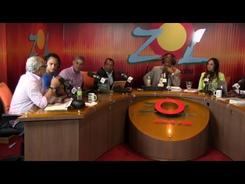 Karen Ricardo recibe llamadas de los oyentes sobre sus propuestas