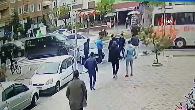 Yaya geçidinde feci kaza...Arabanın çarpmasıyla havaya uçup yol kenarına savruldu...O anlar kamerada