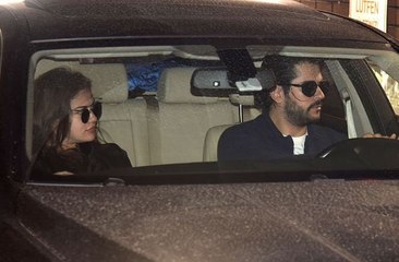 فيديو لحظة خروج بوراك أوزجيفيت وفهرية إفجان وطفلهما كاران من المستشفى