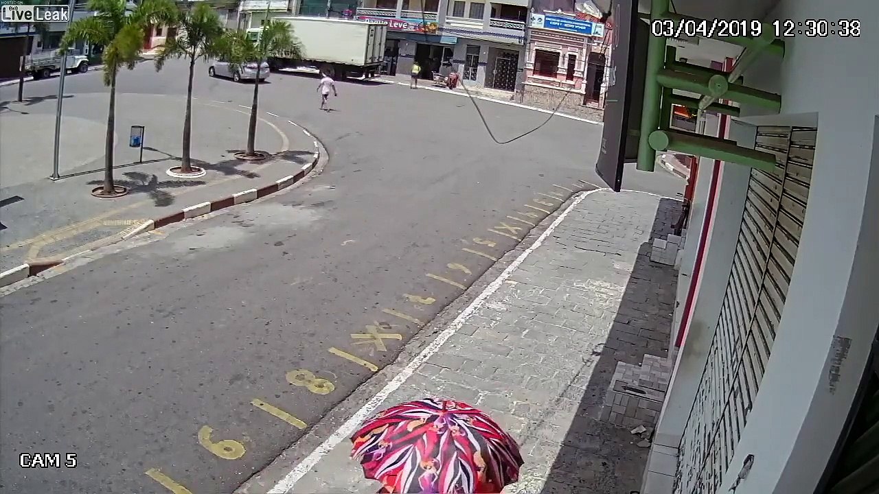 Il a oublié... le frein à main du camion !