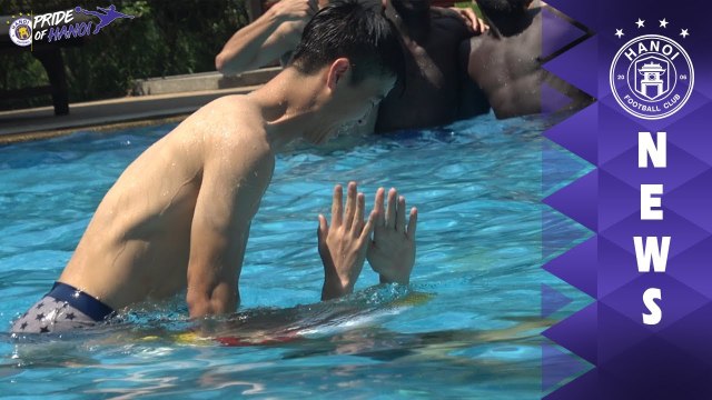 Đình Trọng bị Duy Mạnh bắt nạt trong buổi tập thả lỏng của CLB Hà Nội tại bể bơi | HANOI FC