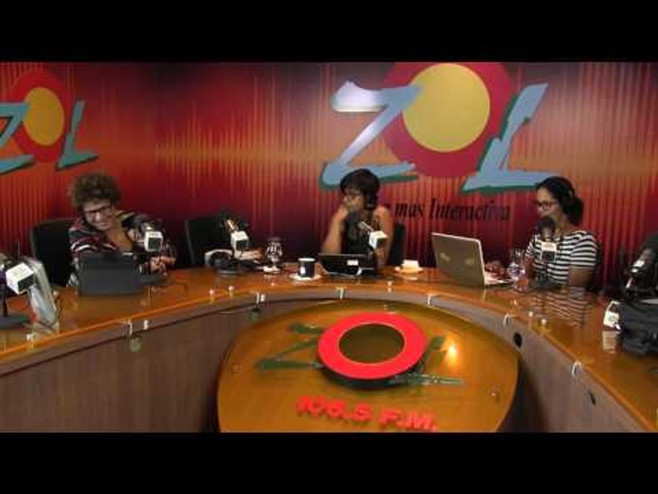 Zoila Luna revisa cartera de Consuelo Despradel a ver que tiene