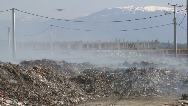 Digjen mbeturinat,tymi mbulon Gjakovën-lajme